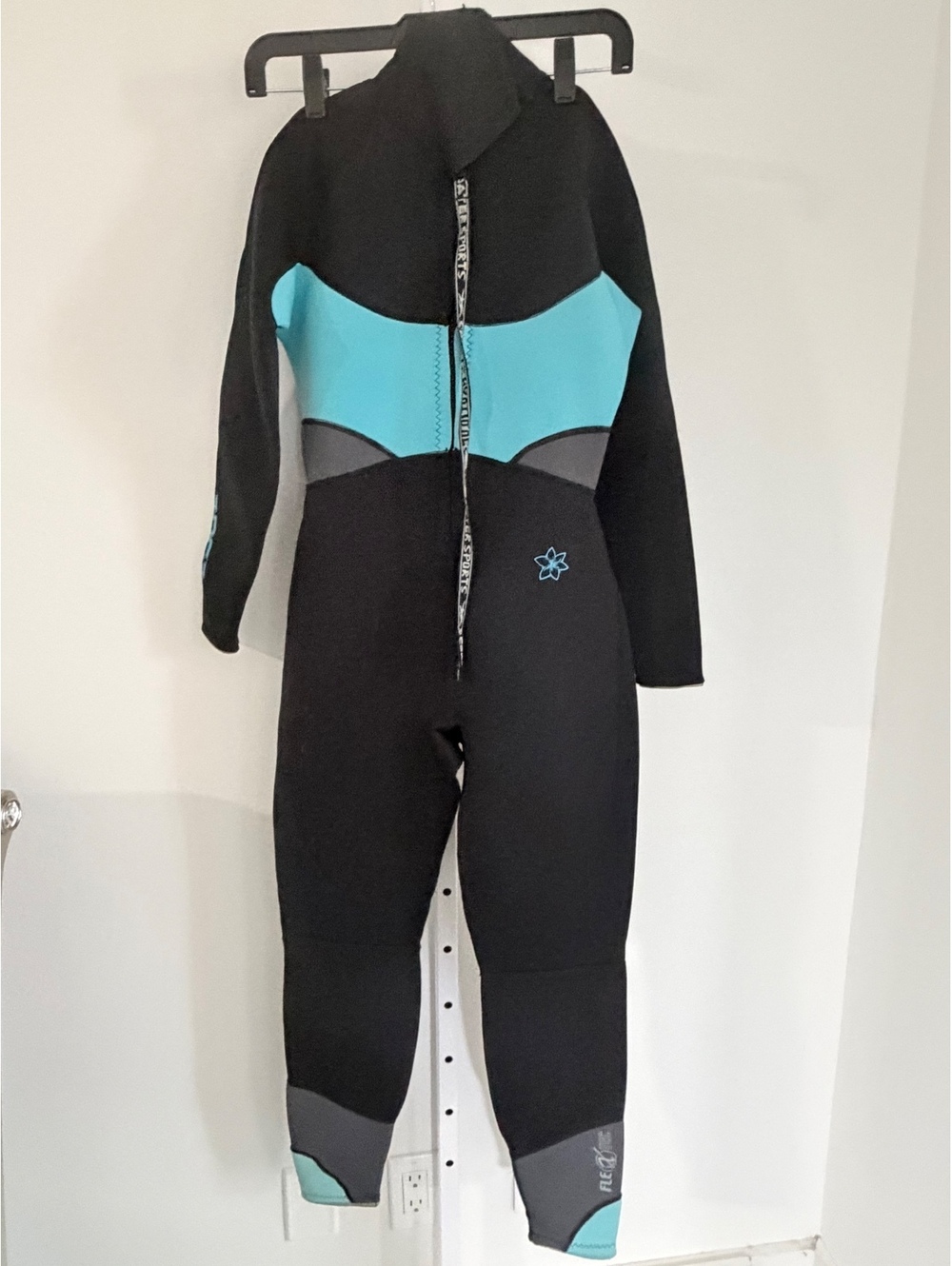 XS/6 Women's Black and Turquoise Neoprene Wetsuit by Master Sports